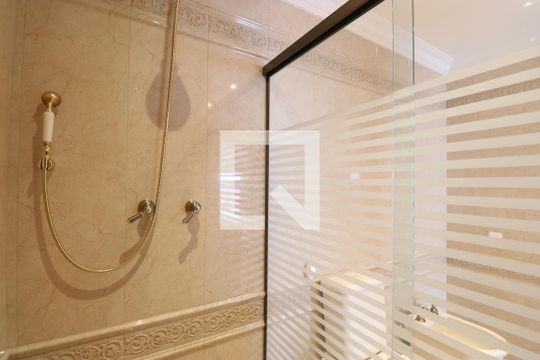 Venda de apartamento na Lapa com 4 quartos, varanda, quintal e academia no condomínio. — Detalhe Banheiro Social