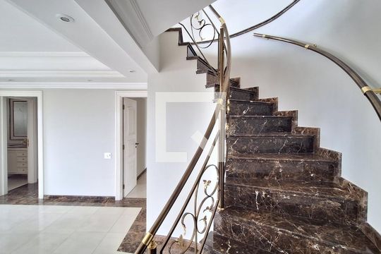 Venda de apartamento na Lapa com 4 quartos, varanda, quintal e academia no condomínio. — Escada