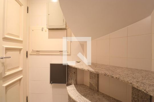 Venda de apartamento na Lapa com 4 quartos, varanda, quintal e academia no condomínio. — Despensa