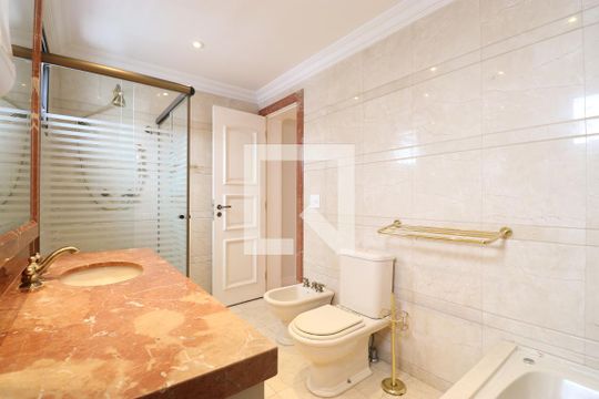 Venda de apartamento na Lapa com 4 quartos, varanda, quintal e academia no condomínio. — Banheiro da Suíte 2