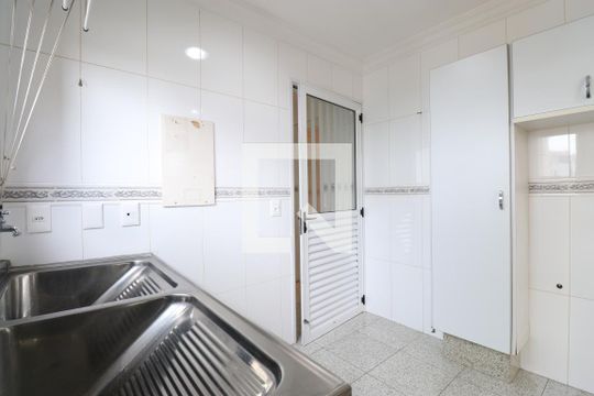 Venda de apartamento na Lapa com 4 quartos, varanda, quintal e academia no condomínio. — Área de Serviço