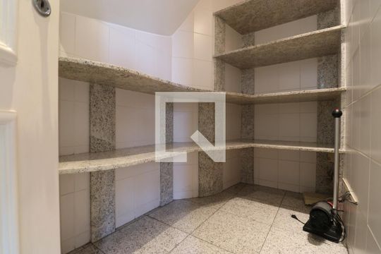 Venda de apartamento na Lapa com 4 quartos, varanda, quintal e academia no condomínio. — Despensa