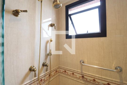 Venda de apartamento na Lapa com 4 quartos, varanda, quintal e academia no condomínio. — Banheiro da Suíte 1