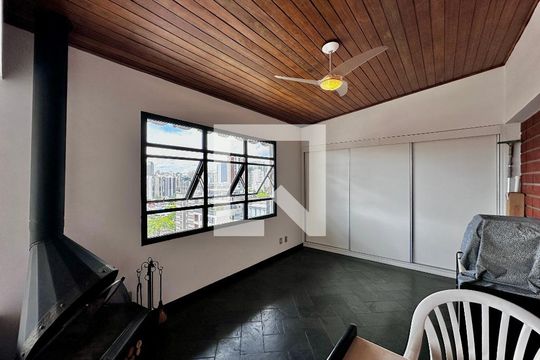 Apartamento no Brooklin, 3 quartos, 1 suíte, varanda gourmet, piscina e academia. Oportunidades de compra disponíveis! — Escritório