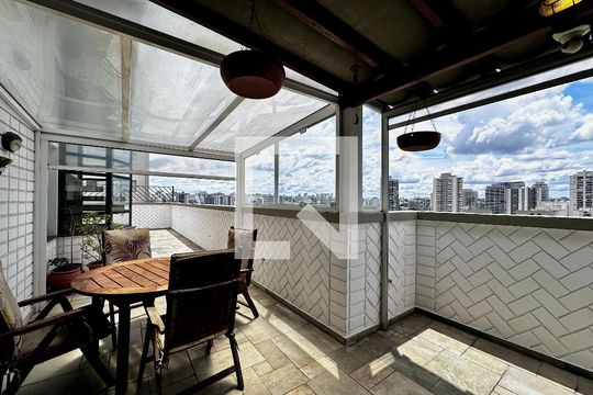 Apartamento no Brooklin, 3 quartos, 1 suíte, varanda gourmet, piscina e academia. Oportunidades de compra disponíveis! — Varanda com Churrasqueira Superior