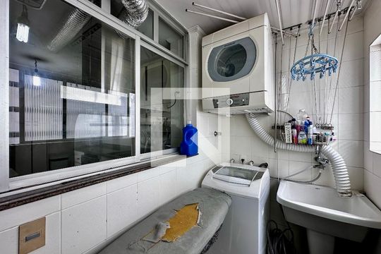 Apartamento no Brooklin, 3 quartos, 1 suíte, varanda gourmet, piscina e academia. Oportunidades de compra disponíveis! — Área de Serviço