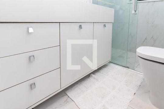 Comprar apartamento na Lapa com 3 quartos, varanda e academia, piscina e churrasqueira no condomínio. — Banheiro da Suíte 1