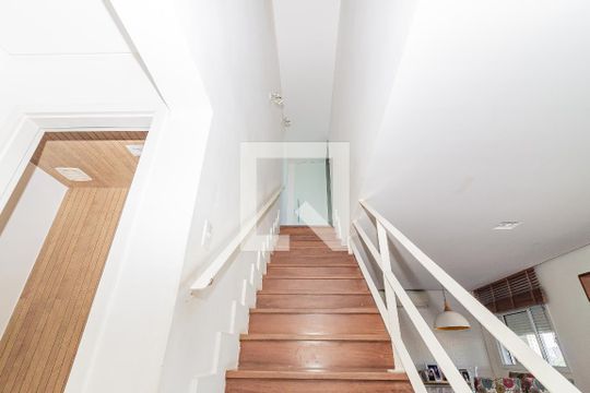 Comprar apartamento na Lapa com 3 quartos, varanda e academia, piscina e churrasqueira no condomínio. — Escada