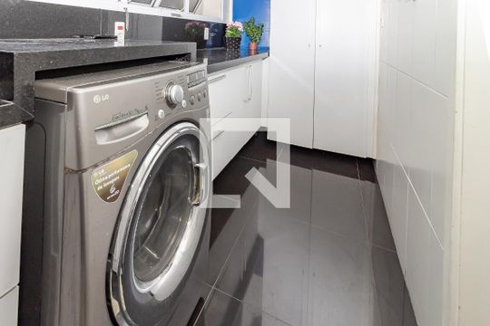 Comprar apartamento na Lapa com 3 quartos, varanda e academia, piscina e churrasqueira no condomínio. — Lavanderia