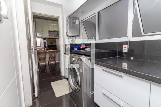Comprar apartamento na Lapa com 3 quartos, varanda e academia, piscina e churrasqueira no condomínio. — Lavanderia