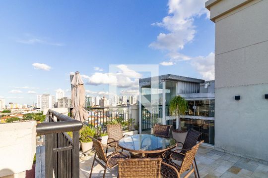 Comprar apartamento na Lapa com 3 quartos, varanda e academia, piscina e churrasqueira no condomínio. — Piscina