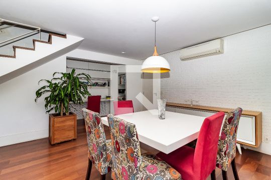 Comprar apartamento na Lapa com 3 quartos, varanda e academia, piscina e churrasqueira no condomínio. — Sala