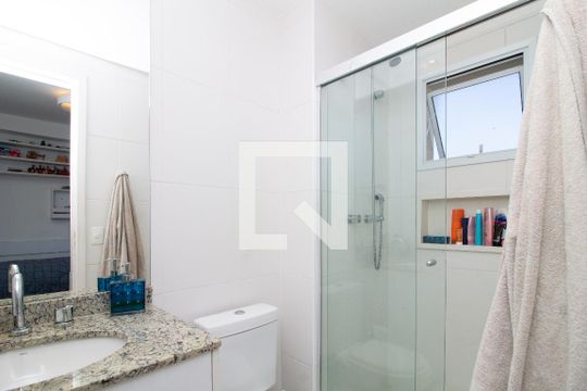 Comprar apartamento na Lapa com 3 quartos, varanda e academia, piscina e churrasqueira no condomínio. — Banheiro da Suíte 2