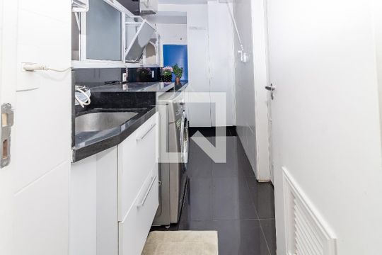 Comprar apartamento na Lapa com 3 quartos, varanda e academia, piscina e churrasqueira no condomínio. — Lavanderia