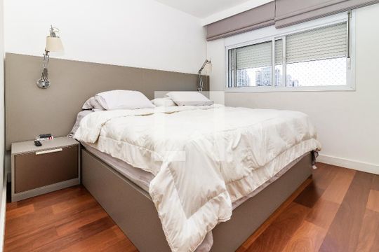 Comprar apartamento na Lapa com 3 quartos, varanda e academia, piscina e churrasqueira no condomínio. — Suíte