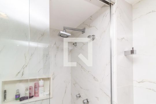 Comprar apartamento na Lapa com 3 quartos, varanda e academia, piscina e churrasqueira no condomínio. — Banheiro da Suíte 1