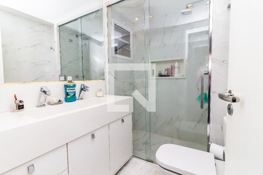 Comprar apartamento na Lapa com 3 quartos, varanda e academia, piscina e churrasqueira no condomínio. — Banheiro da Suíte 1