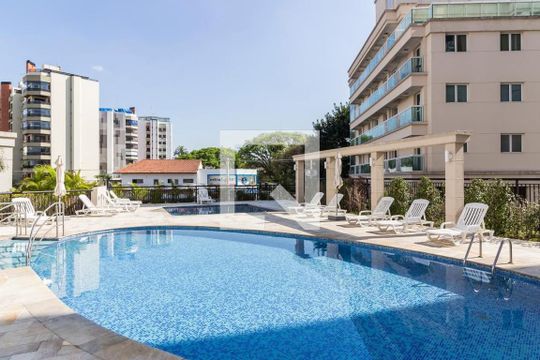 Comprar apartamento na Lapa com 3 quartos, varanda e academia, piscina e churrasqueira no condomínio. — Piscina