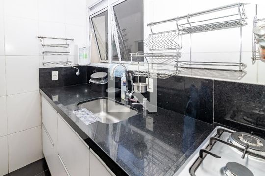 Comprar apartamento na Lapa com 3 quartos, varanda e academia, piscina e churrasqueira no condomínio. — Cozinha