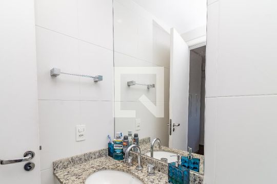 Comprar apartamento na Lapa com 3 quartos, varanda e academia, piscina e churrasqueira no condomínio. — Banheiro da Suíte 2