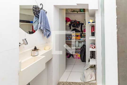 Comprar apartamento na Lapa com 3 quartos, varanda e academia, piscina e churrasqueira no condomínio. — Banheiro
