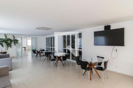 Comprar apartamento na Lapa com 3 quartos, varanda e academia, piscina e churrasqueira no condomínio. — Salão de Festas