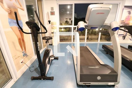 Comprar apartamento na Lapa com 3 quartos, varanda e academia, piscina e churrasqueira no condomínio. — Academia