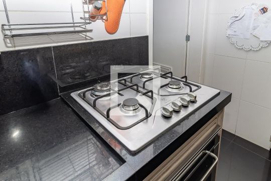 Comprar apartamento na Lapa com 3 quartos, varanda e academia, piscina e churrasqueira no condomínio. — Cozinha