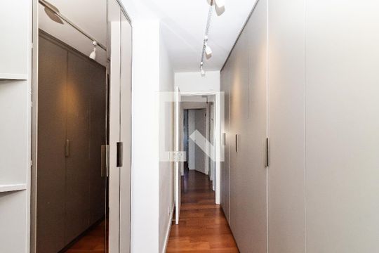 Comprar apartamento na Lapa com 3 quartos, varanda e academia, piscina e churrasqueira no condomínio. — Suíte