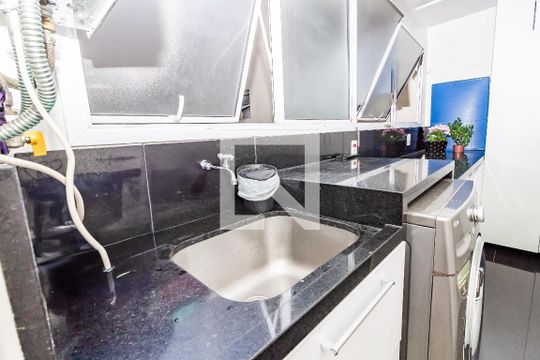 Comprar apartamento na Lapa com 3 quartos, varanda e academia, piscina e churrasqueira no condomínio. — Lavanderia