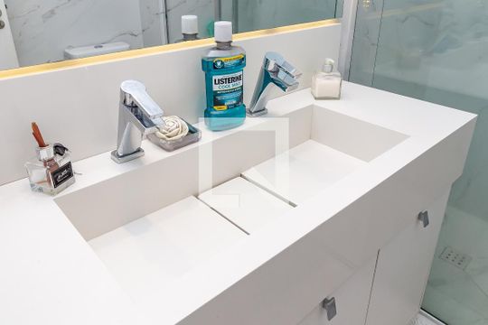 Comprar apartamento na Lapa com 3 quartos, varanda e academia, piscina e churrasqueira no condomínio. — Banheiro da Suíte 1