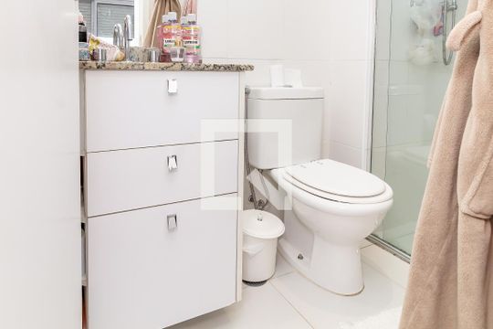 Comprar apartamento na Lapa com 3 quartos, varanda e academia, piscina e churrasqueira no condomínio. — Banheiro da Suíte 3