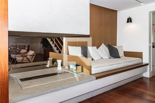 Comprar apartamento na Lapa com 3 quartos, varanda e academia, piscina e churrasqueira no condomínio. — Sala