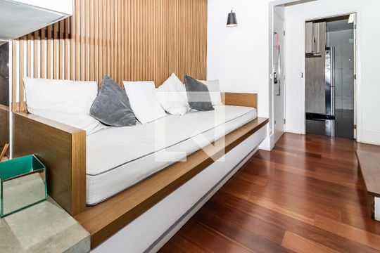 Comprar apartamento na Lapa com 3 quartos, varanda e academia, piscina e churrasqueira no condomínio. — Sala