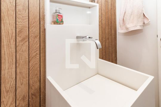 Comprar apartamento na Lapa com 3 quartos, varanda e academia, piscina e churrasqueira no condomínio. — Lavabo