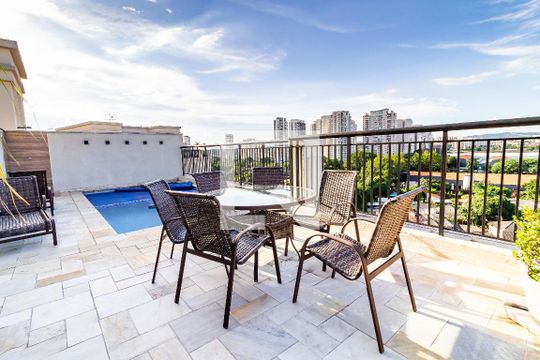 Comprar apartamento na Lapa com 3 quartos, varanda e academia, piscina e churrasqueira no condomínio. — Piscina