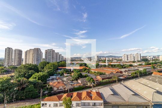 Comprar apartamento na Lapa com 3 quartos, varanda e academia, piscina e churrasqueira no condomínio. — Piscina