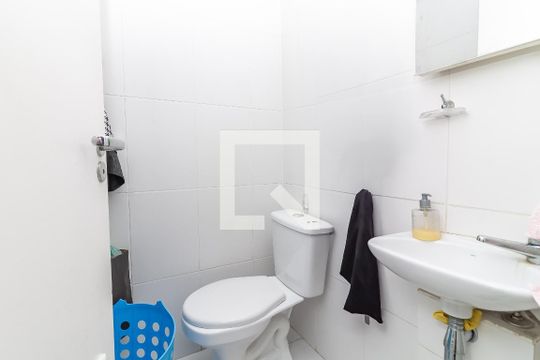 Comprar apartamento na Lapa com 3 quartos, varanda e academia, piscina e churrasqueira no condomínio. — Banheiro de serviço