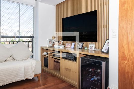 Comprar apartamento na Lapa com 3 quartos, varanda e academia, piscina e churrasqueira no condomínio. — Sala