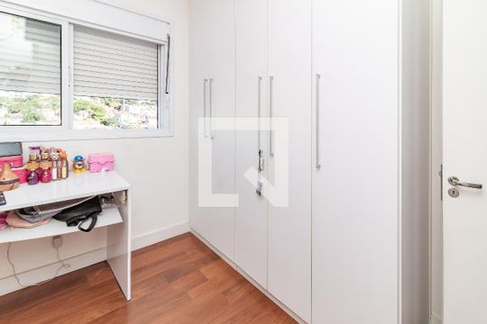 Comprar apartamento na Lapa com 3 quartos, varanda e academia, piscina e churrasqueira no condomínio. — Suíte 3