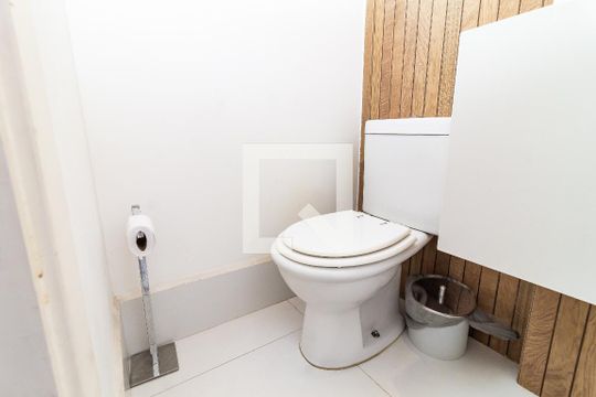 Comprar apartamento na Lapa com 3 quartos, varanda e academia, piscina e churrasqueira no condomínio. — Lavabo