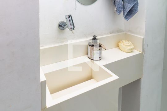 Comprar apartamento na Lapa com 3 quartos, varanda e academia, piscina e churrasqueira no condomínio. — Banheiro