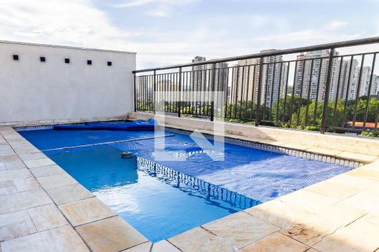 Comprar apartamento na Lapa com 3 quartos, varanda e academia, piscina e churrasqueira no condomínio. — Piscina