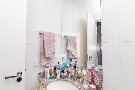 Comprar apartamento na Lapa com 3 quartos, varanda e academia, piscina e churrasqueira no condomínio. — Banheiro da Suíte 3