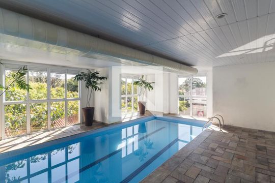 Comprar apartamento na Lapa com 3 quartos, varanda e academia, piscina e churrasqueira no condomínio. — Piscina Coberta