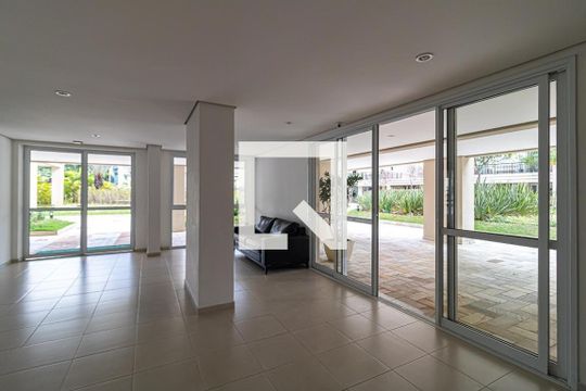Comprar apartamento na Lapa com 3 quartos, varanda e academia, piscina e churrasqueira no condomínio. — Hall