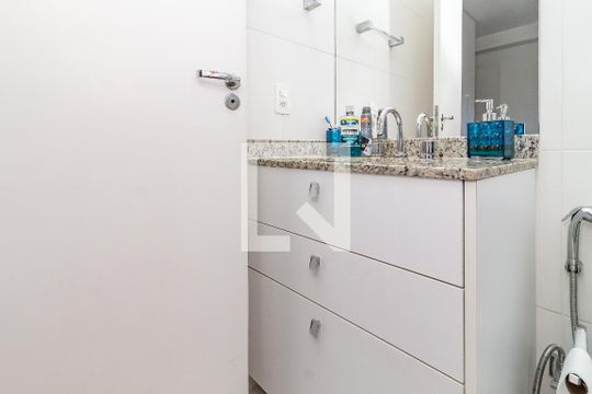 Comprar apartamento na Lapa com 3 quartos, varanda e academia, piscina e churrasqueira no condomínio. — Banheiro da Suíte 2