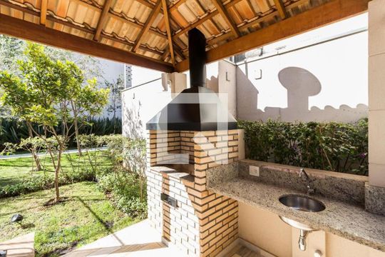 Comprar apartamento na Lapa com 3 quartos, varanda e academia, piscina e churrasqueira no condomínio. — Churrasqueira
