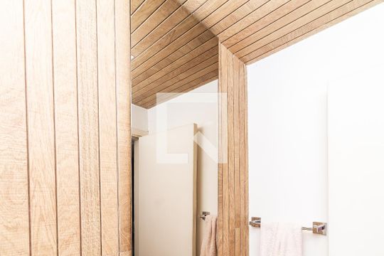 Comprar apartamento na Lapa com 3 quartos, varanda e academia, piscina e churrasqueira no condomínio. — Lavabo