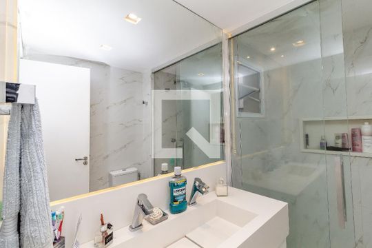 Comprar apartamento na Lapa com 3 quartos, varanda e academia, piscina e churrasqueira no condomínio. — Banheiro da Suíte 1